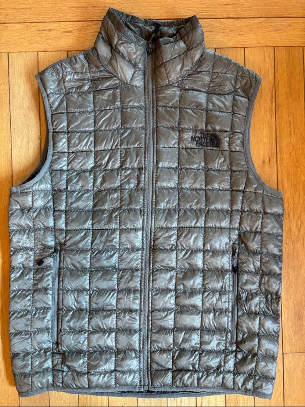 The Northface men’s thermoball puffer vest with two front zip pockets size S